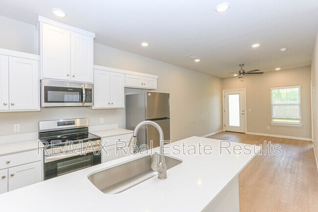Building Photo - 1401 SW Poigai Wy