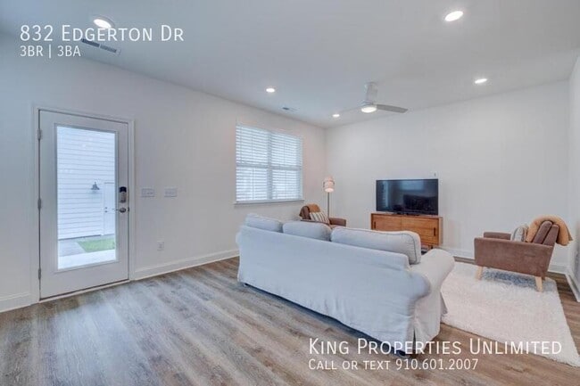 Building Photo - 832 Edgerton Dr