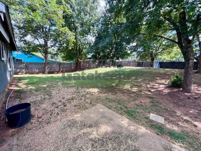 Building Photo - 145 Fieldstone Dr