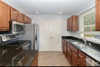 Building Photo - East Nashvile Cottage!