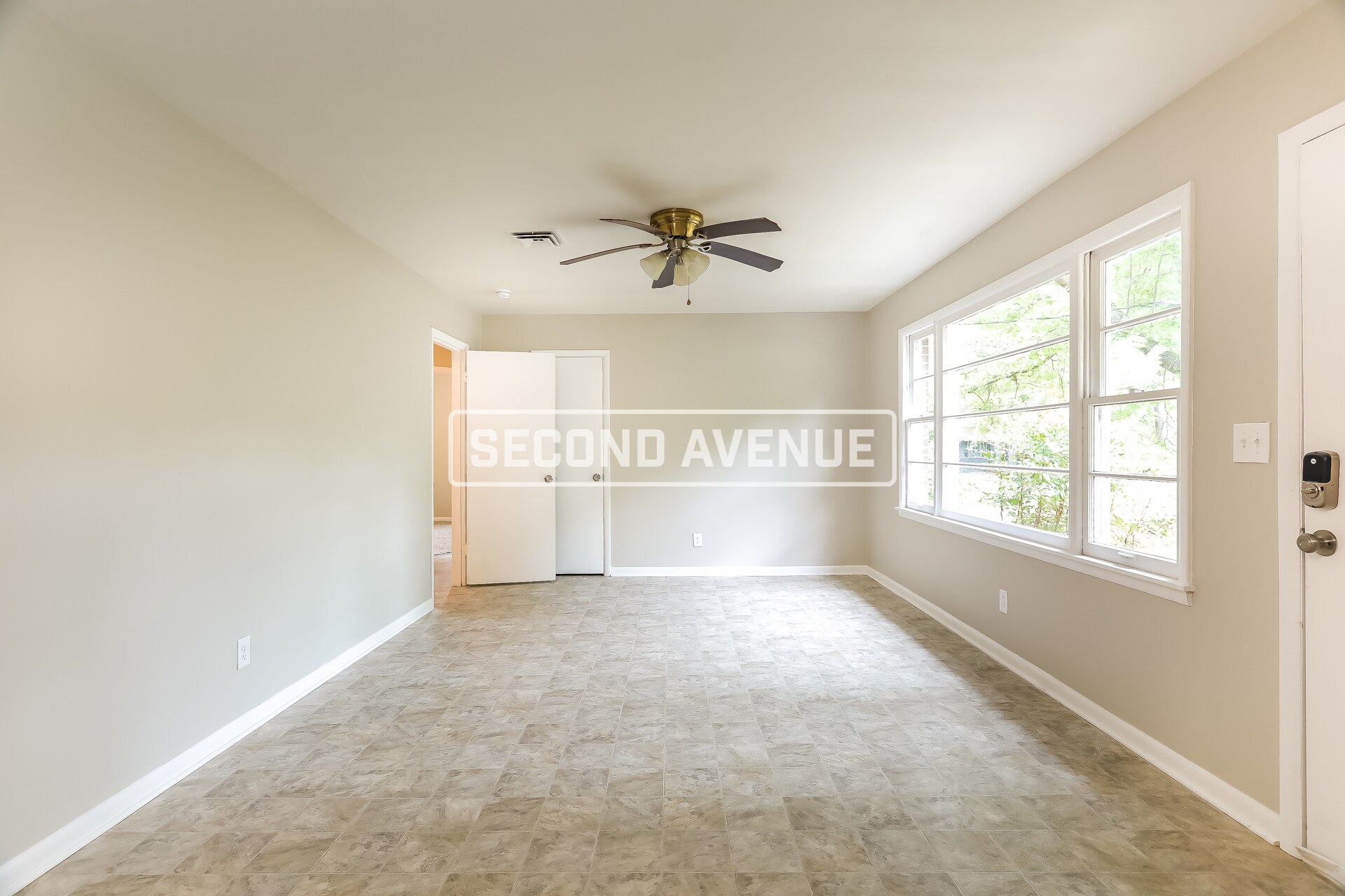 Building Photo - 241 Lake Dr NE