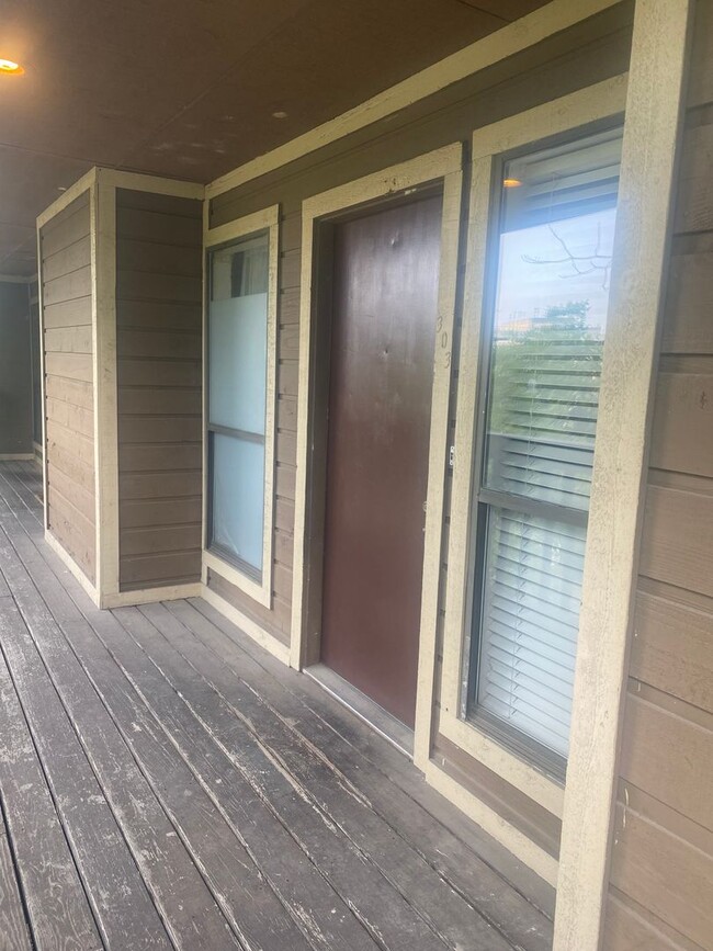 Building Photo - LAW SCHOOL SPECIAL - 1BD PLUS STUDY / 2BD/1BA