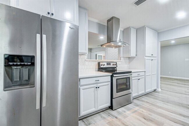 Building Photo - 5122 W Bellfort Ave