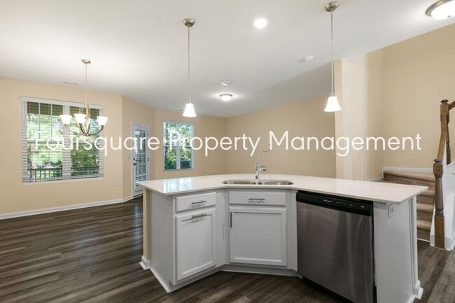 Building Photo - Townhome| Screened -In Back Porch |One Car...
