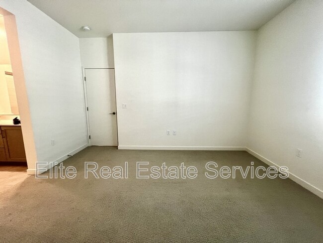 Building Photo - 5465 Seacliff Pl