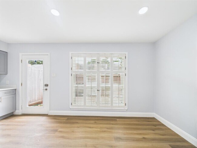 Building Photo - 10380 Briar Forest Dr