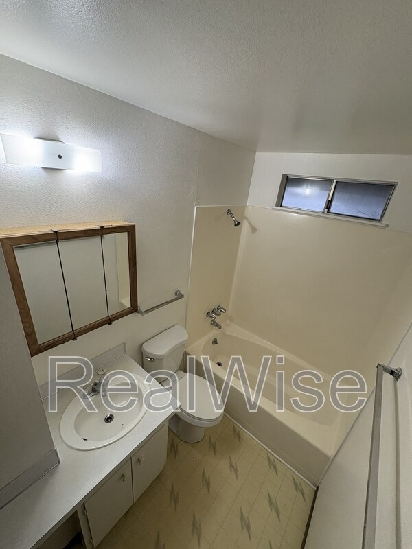 Building Photo - 231 Hawthorne St