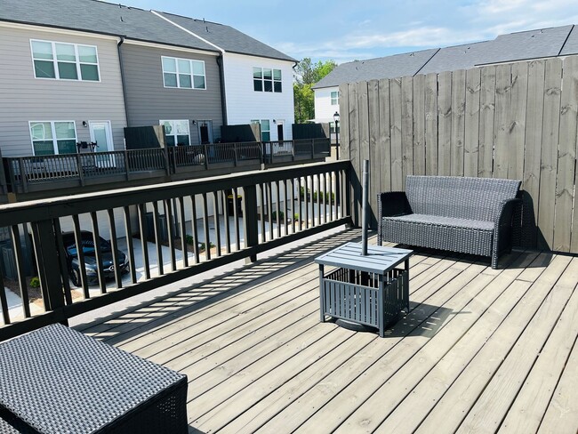 Building Photo - Stunning 3 bedroom, 3.5 bathroom townhome ...