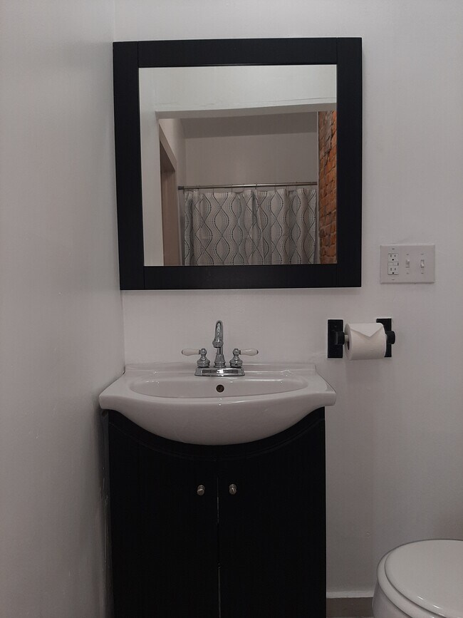 Full Bath - 567 E Whittier St