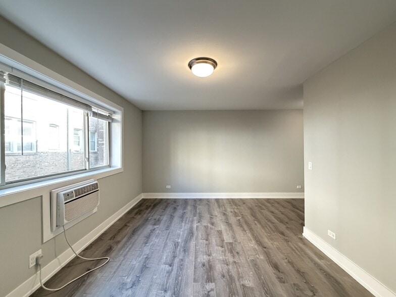 Building Photo - 445 W Surf St