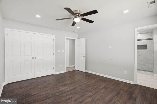 Building Photo - 283 Shorewood Dr