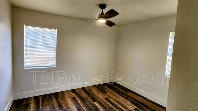 Building Photo - 934 N Florence Ave