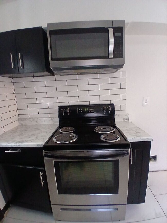 Building Photo - Beautiful 3 bedroom 1 bath home - Open To ...