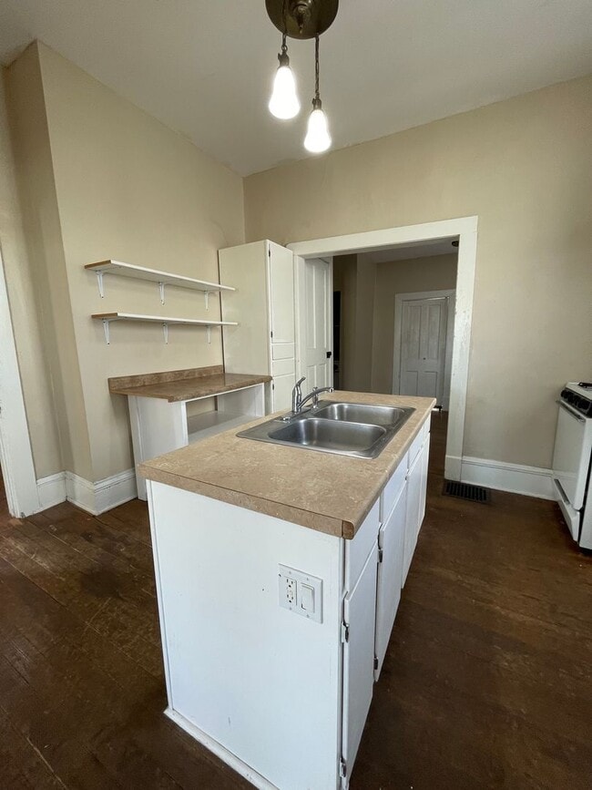 Building Photo - 1113 Constitution St