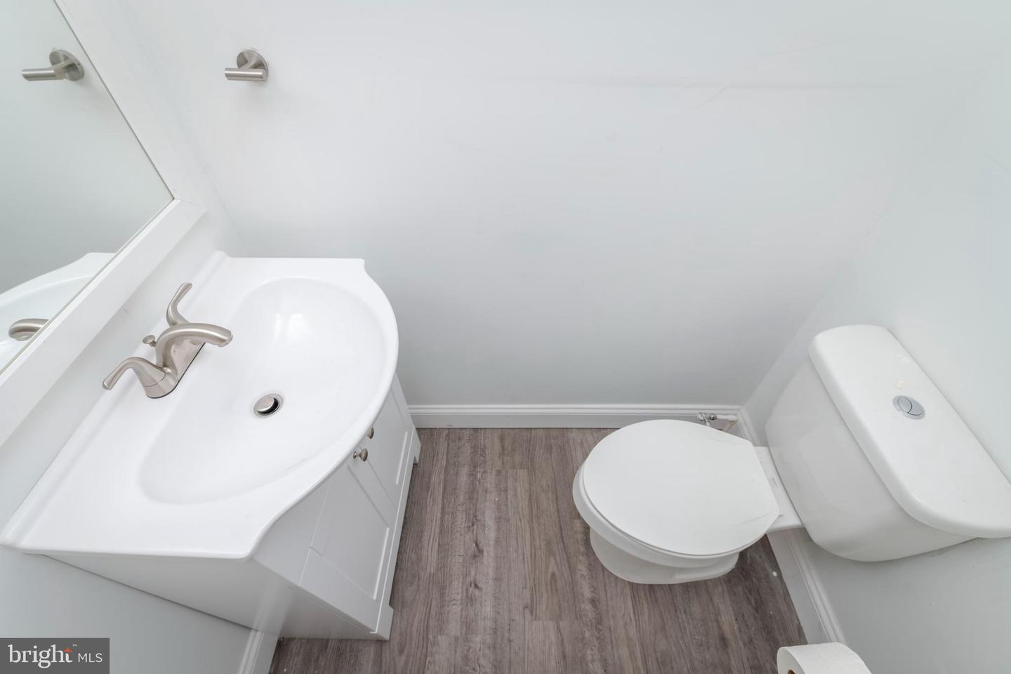 Main Level Bath - 2211 W Saratoga St