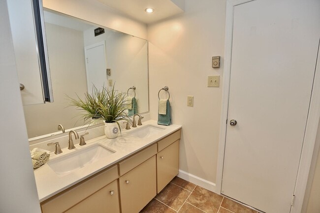 Building Photo - Waterfront Ranch Home - Excellent School Z...