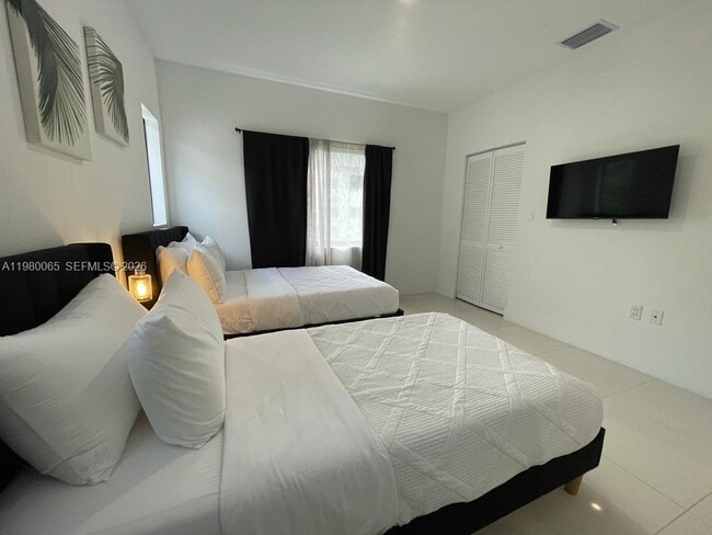 Building Photo - 302 NW 11th Ct