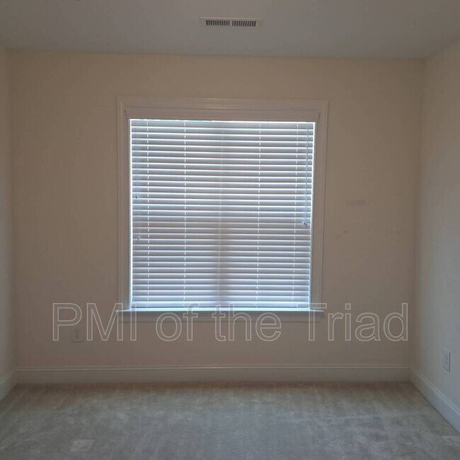 Building Photo - 811 Silver Leaf Dr