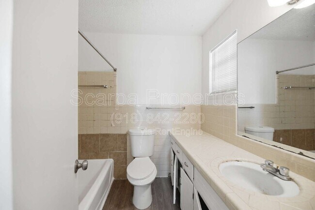 Building Photo - 313 E Woodrow Pl