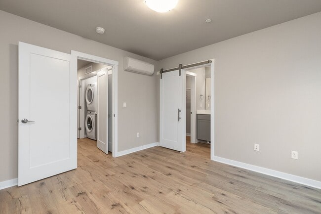 Building Photo - Modern 3 Bedroom Townhome with Designer Finishes in Lynnwood
