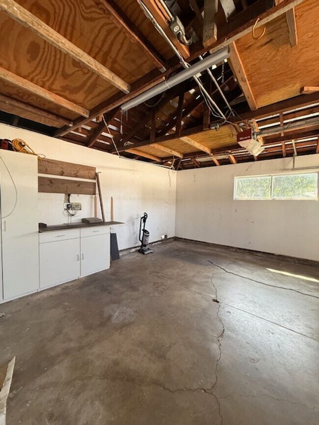 Building Photo - FULLERTON Single-Story POOL Home 4bed/2bath