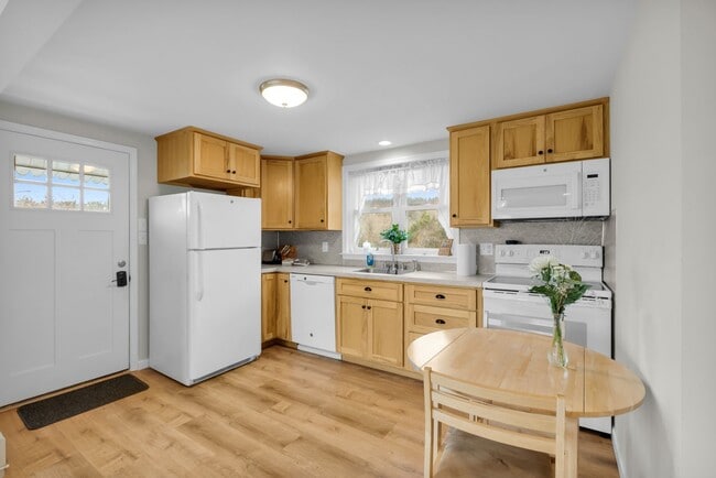 Building Photo - Fully Furnished Bright & Comfortable 1-Bedroom Cottage Available for Rent