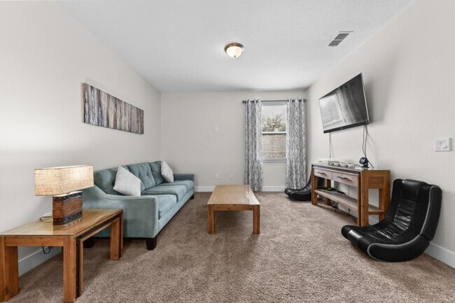 Building Photo - 350 Lasso Dr