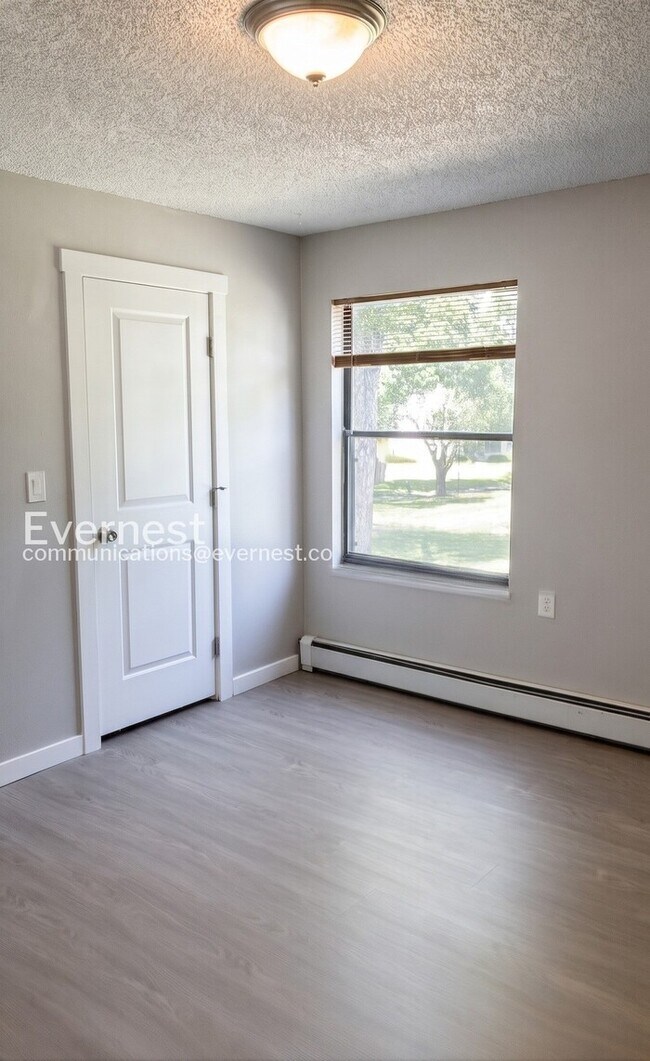 Building Photo - 2 Bed/1 Bath Condo with Off-Street Parking / Available Now!