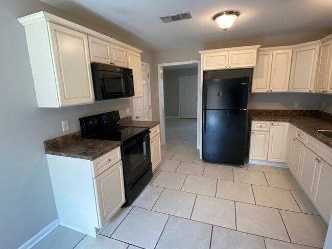 Building Photo - Convenient location in Murfreesboro