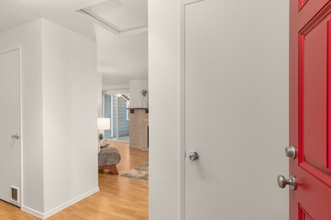 Building Photo - Charming 2 Bed/1 Bath Lake Oswego Condo in Eagle Crest Community