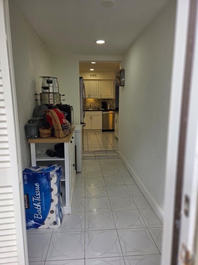 Building Photo - 810 Sandtree Dr