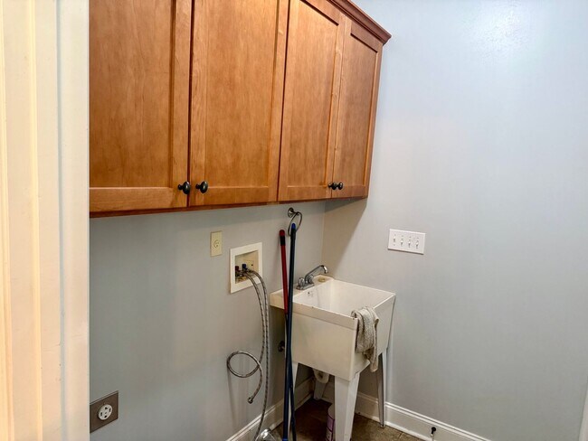 Building Photo - 4BR home close to downtown Watkinsville