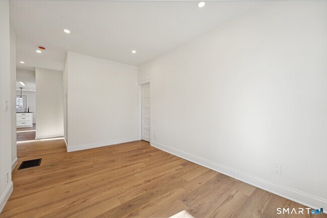 Building Photo - 21 Soundview Ave