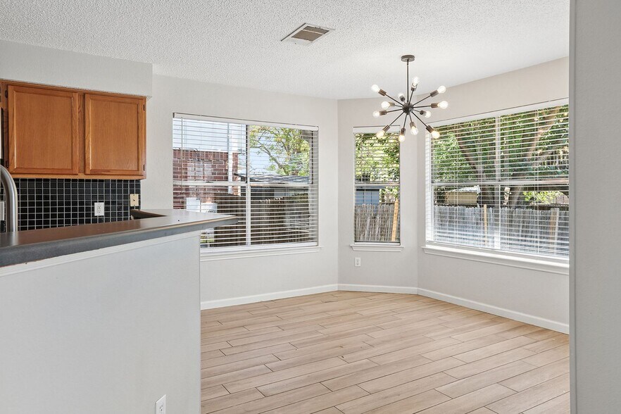 Building Photo - 15301 Ecorio Dr
