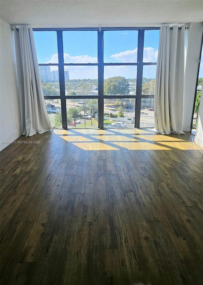 Building Photo - 1000 Parkview Dr