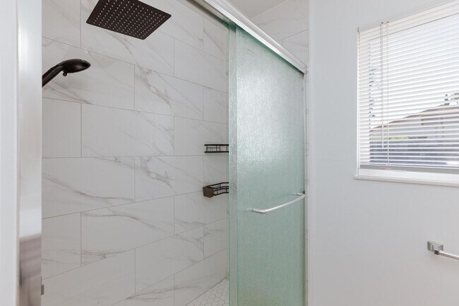 Building Photo - 3 bed and 2 bath with big yard for boat an...