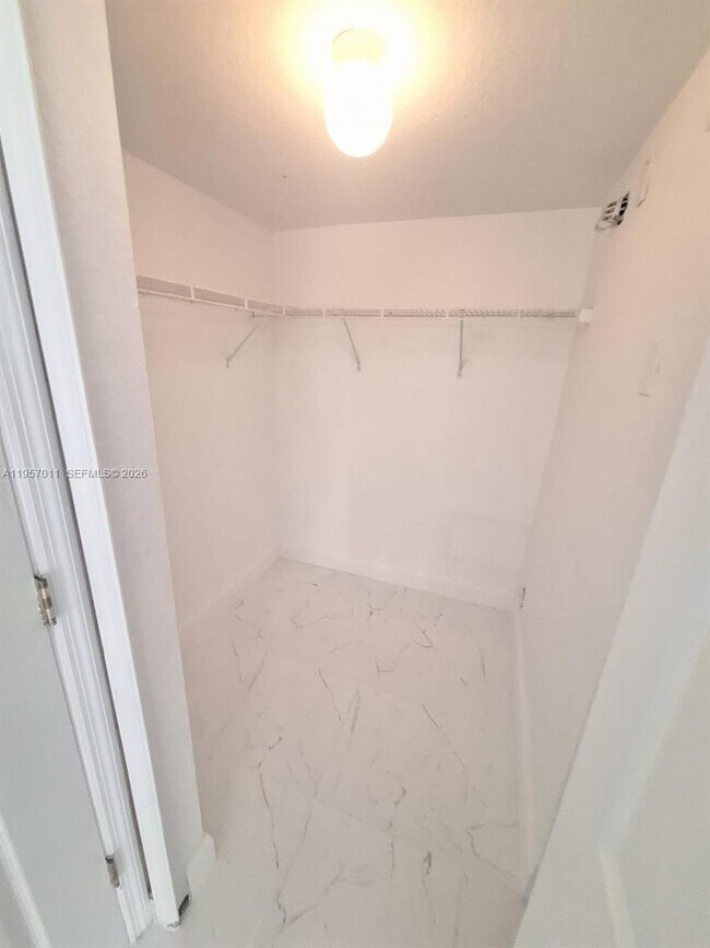 Building Photo - 2931 SE 13th Rd