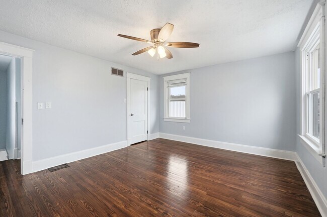 Building Photo - Three Bedroom Home in Hamilton!