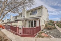 Building Photo - Beautiful end unit townhome with 2 bedrooms and 2.5 bath in a quiet and friendly neighborhood.
