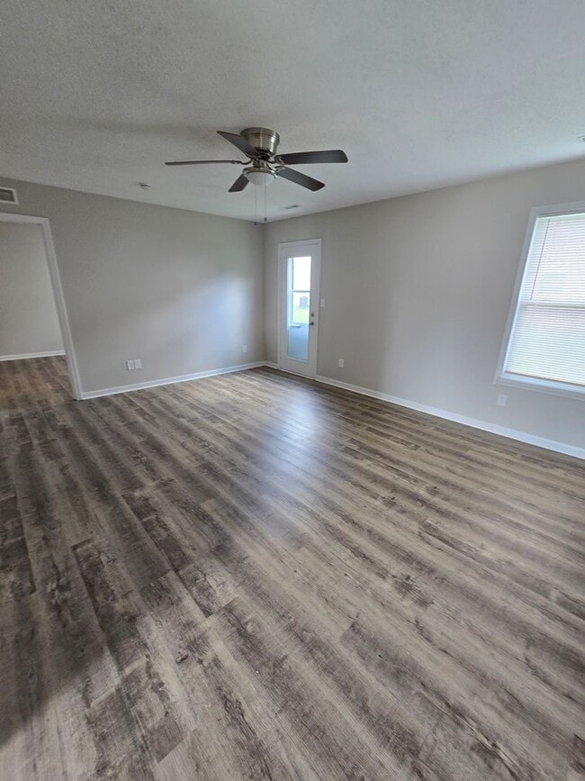 Building Photo - Three Bedroom Ranch Style Home Located in ...