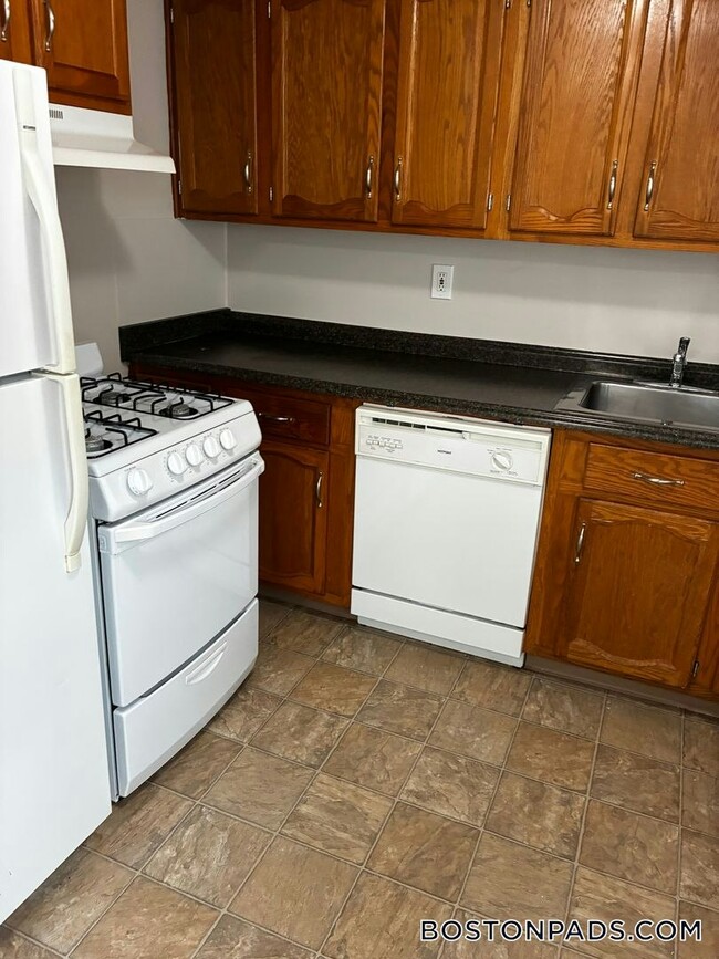 Building Photo - 105 Shawomet Ave