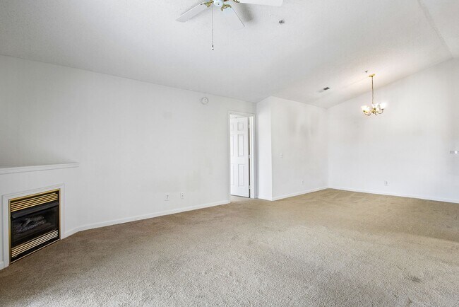 Building Photo - 2Bed/2Bath, Upgraded Condos in the Heart o...
