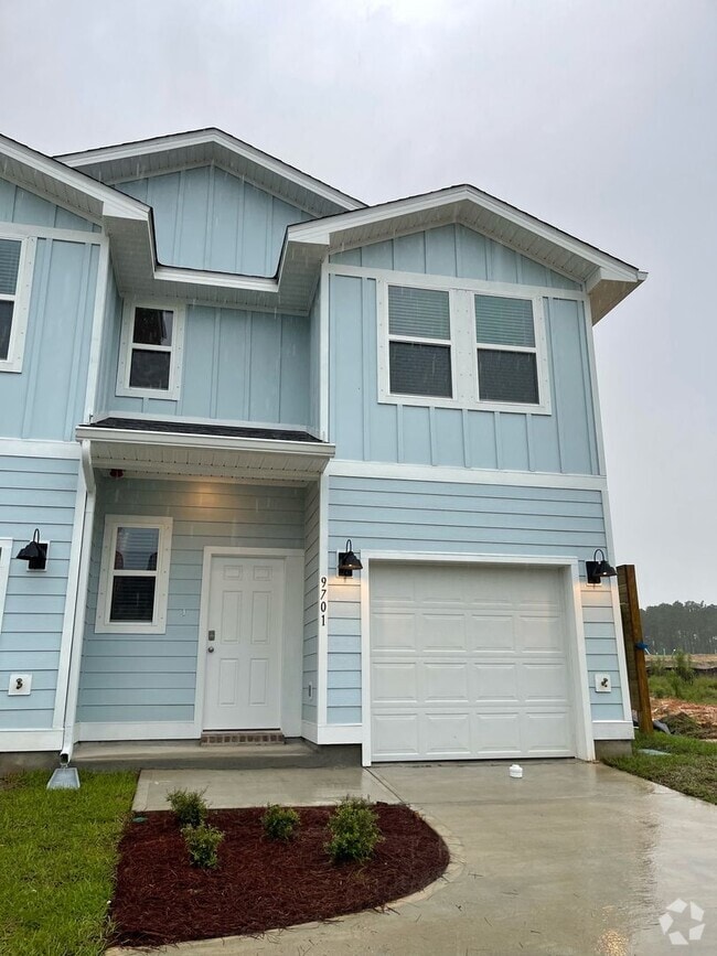 Building Photo - Stunning Townhome - End Unit