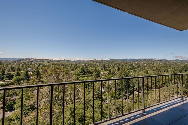 Building Photo - Gorgeous 2 Bed / 2 Bath Top Floor Condo wi...