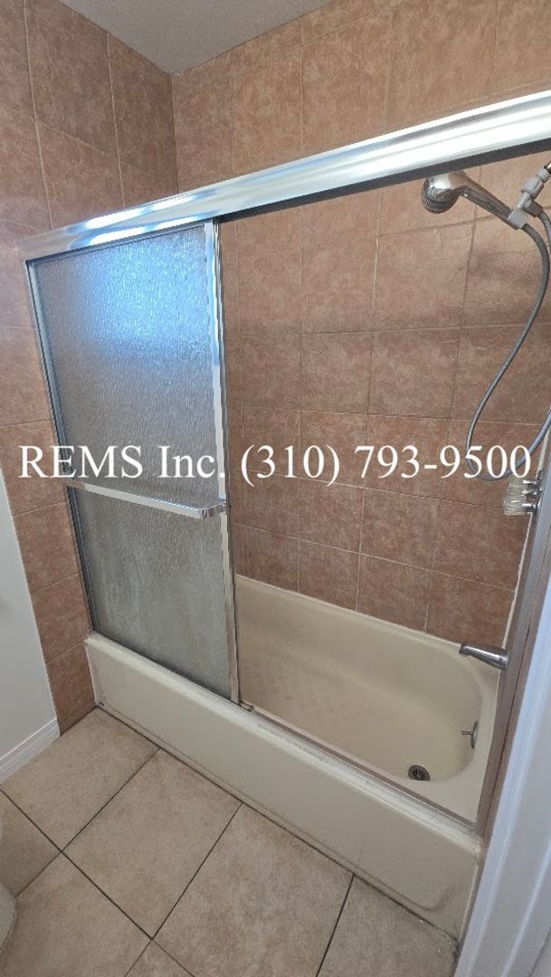 Building Photo - Refurbished Upstairs Apartment with Garage parking