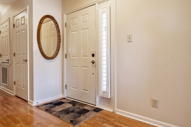 Building Photo - Furnished or Unfurnished Top Floor Condo