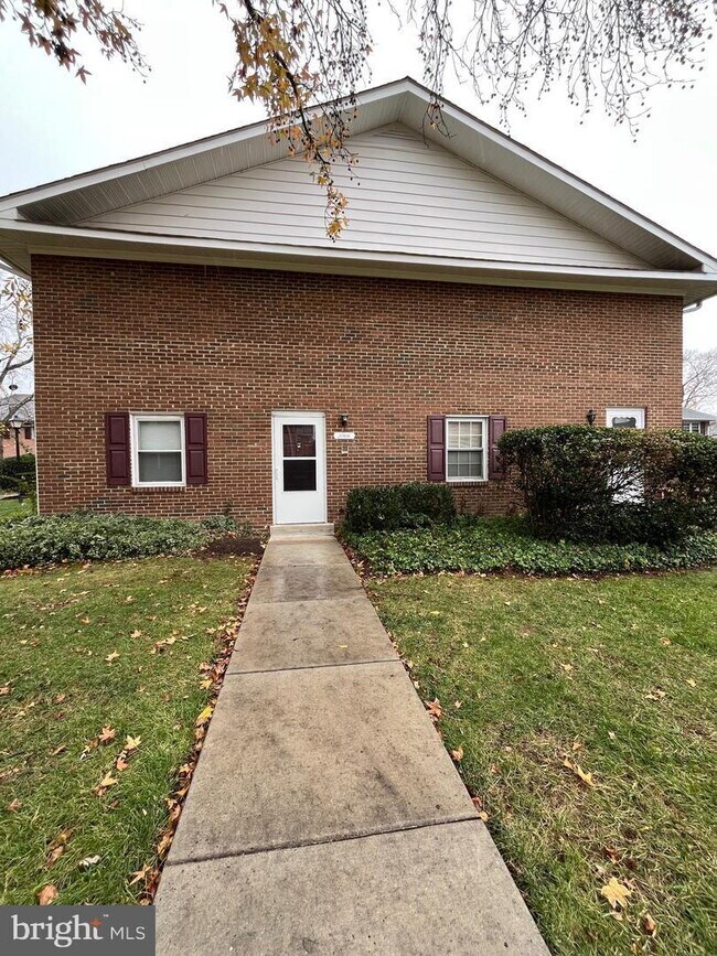 Building Photo - Modern Townhouse Living in Alexandria's Prime Location