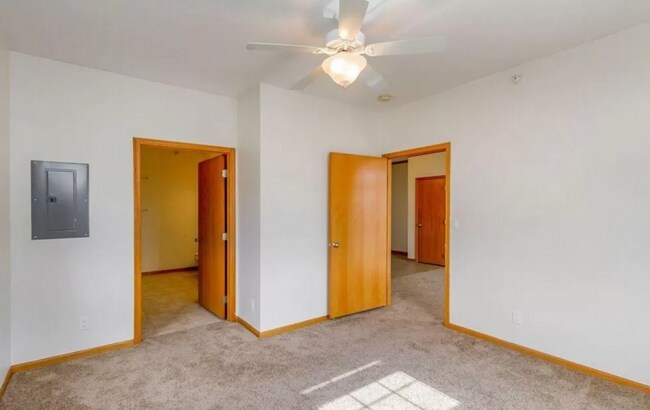 Building Photo - 1 Bedroom Condo Available August 1st, 2026