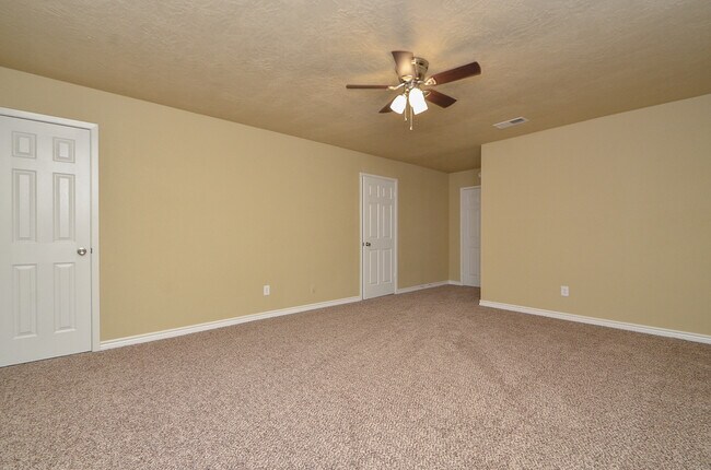 Building Photo - 3 BEDROOM TOWNHOME FOR LEASE IN LANGHAM CREEK