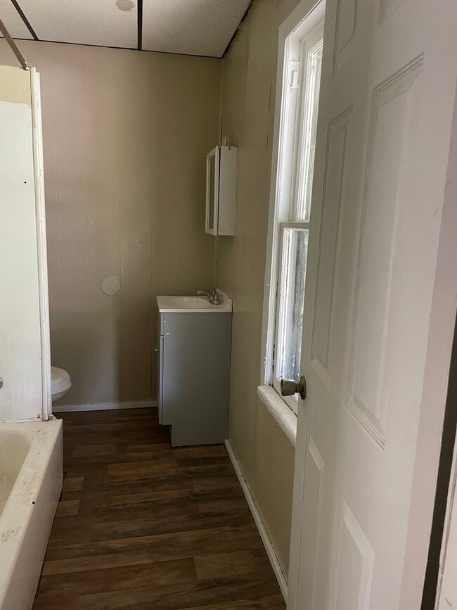 Building Photo - 2 Bdrm - 2 Bath Home